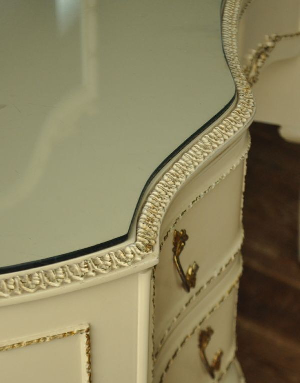 アンティーク家具　ゴージャスなアンティークフレンチ家具、アイボリーのドレッシングテーブル。天板の縁にもこのように細やかな彫りが施されています。(m-395-f)