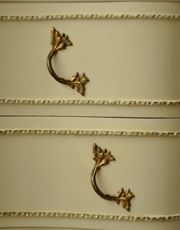 アンティーク家具　ゴージャスなアンティークフレンチ家具、アイボリーのドレッシングテーブル。引き出しの取っ手は蔦のような凝ったデザイン。(m-395-f)