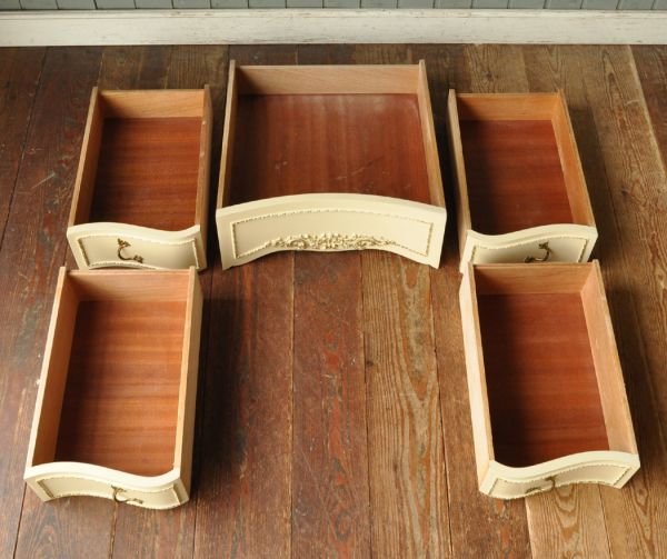 アンティーク家具　ゴージャスなアンティークフレンチ家具、アイボリーのドレッシングテーブル。引き出しは全部で５杯です。(m-395-f)