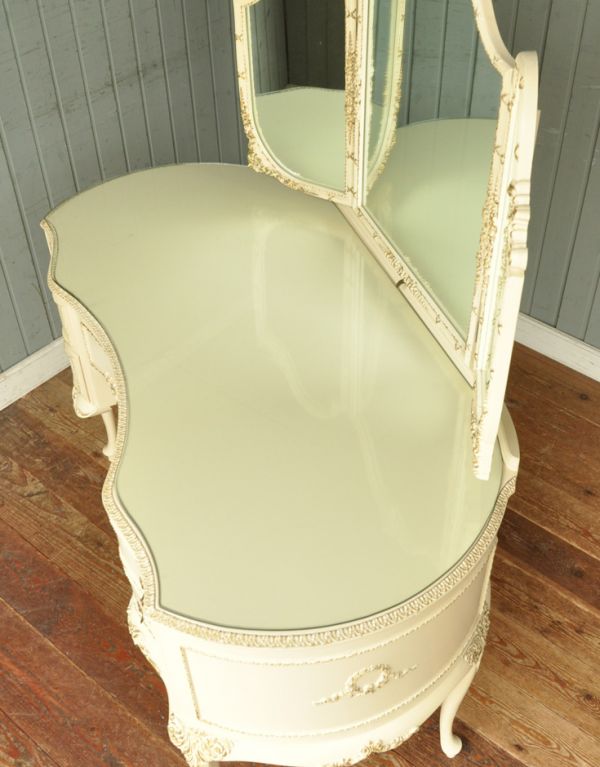 アンティーク家具　ゴージャスなアンティークフレンチ家具、アイボリーのドレッシングテーブル。天板にはガラス板が乗っています。(m-395-f)