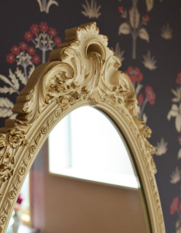 アンティーク家具 ドレッサーのように使えるアンティーク家具、ホワイトのスタンドミラー(姿見)。トップには西洋らしい高級感のある飾り。(m-396-f)