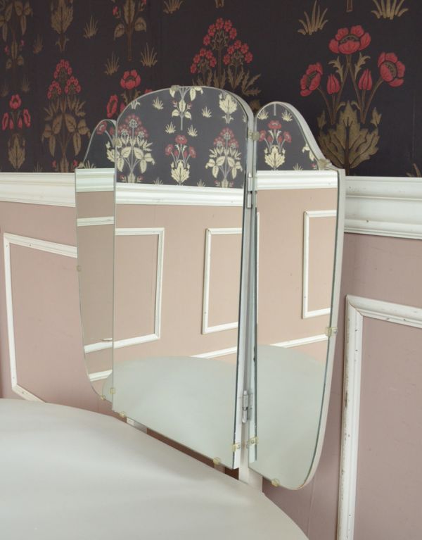 アンティーク家具　アンティークのフレンチインテリア、ホワイト色の三面鏡ドレッサー。大きな鏡はお部屋を広く見せる効果大。(m-397-f)