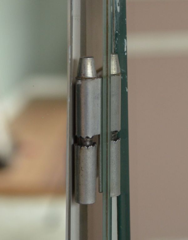 アンティーク家具　アンティークのフレンチインテリア、ホワイト色の三面鏡ドレッサー。ミラーの金具も調整しているので、開閉もできます。(m-397-f)