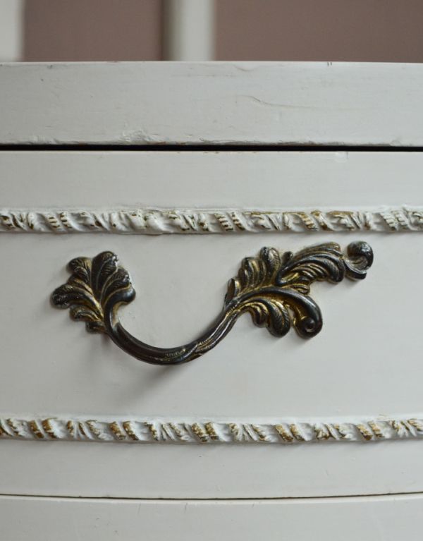 アンティーク家具　アンティークのフレンチインテリア、ホワイト色の三面鏡ドレッサー。引き出しの取っ手は蔦のような凝ったデザイン。(m-397-f)