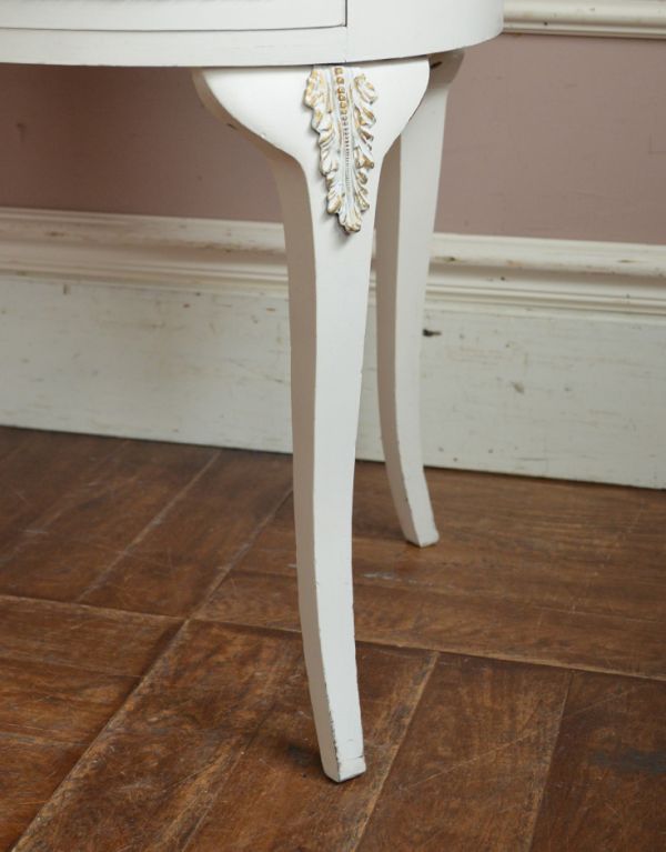 アンティーク家具　アンティークのフレンチインテリア、ホワイト色の三面鏡ドレッサー。華奢で女性らしい猫脚が外国風の雰囲気を作ってくれます。(m-397-f)