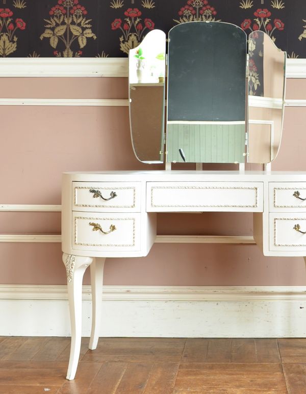 アンティーク家具　アンティークのフレンチインテリア、ホワイト色の三面鏡ドレッサー。小さな引き出しがあるので、細々したものを収納できます。(m-397-f)