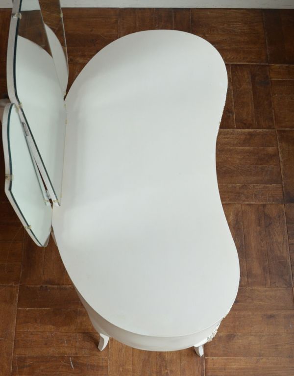 アンティーク家具　アンティークのフレンチインテリア、ホワイト色の三面鏡ドレッサー。天板もキレイに塗装を仕上げました。(m-397-f)