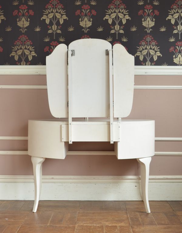 アンティーク家具　アンティークのフレンチインテリア、ホワイト色の三面鏡ドレッサー。裏側もキチンと仕上げているので、キレイな状態です。(m-397-f)