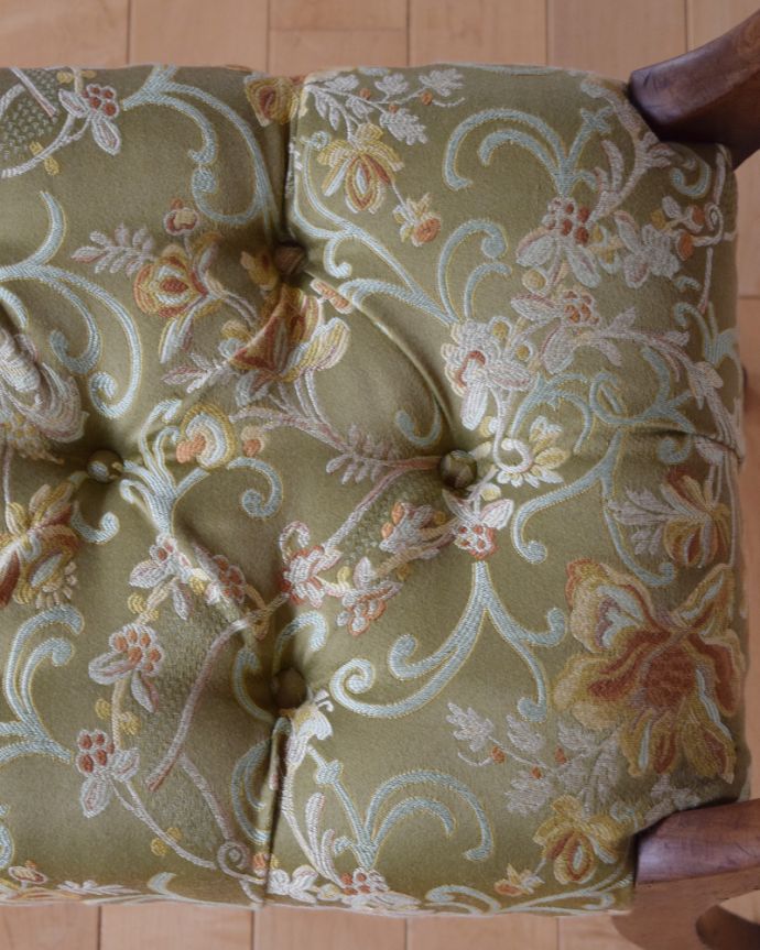 セティ・ソファ・ベンチ　アンティーク チェア　英国アンティーク家具、装飾が美しいマホガニー材のウィンドーシート（ベンチ）。華やかなボタニカル模様のエレガントな生地に張り替えました。(m-398-c)