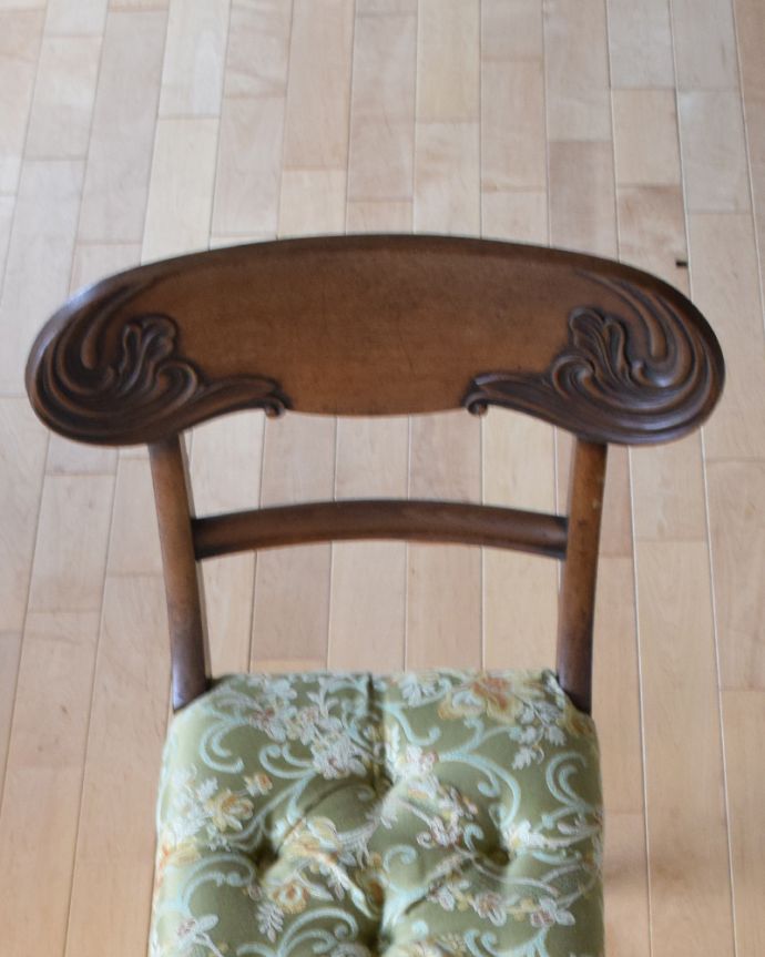 セティ・ソファ・ベンチ　アンティーク チェア　英国アンティーク家具、装飾が美しいマホガニー材のウィンドーシート（ベンチ）。芸術作品のような迫力満点の彫です！木目や色は1脚1脚微妙に違いますが、どれもキレイに仕上げています。(m-398-c)