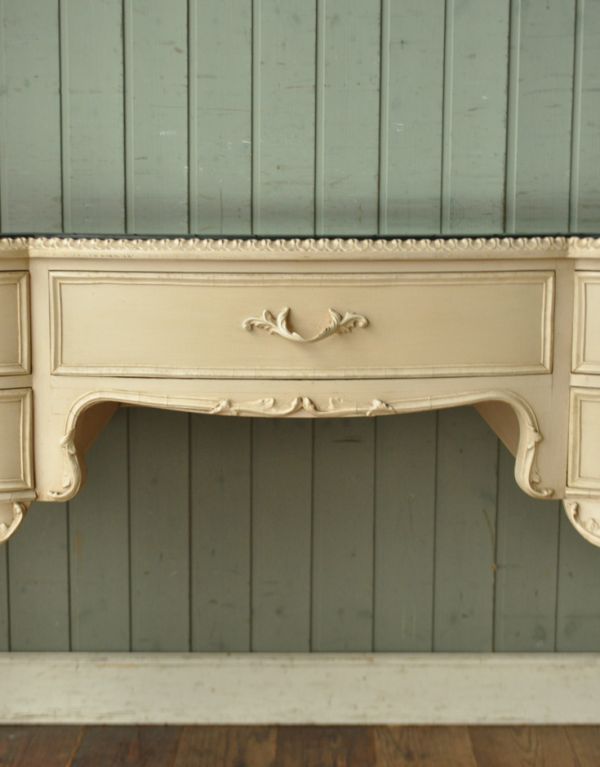 アンティーク家具 アンティークのフランス家具、ホワイトペイントのデスク。丁寧な彫りの仕上がりにうっとりしてしまいます。(m-399-f)