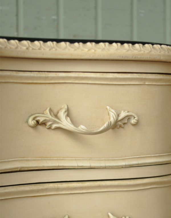 アンティーク家具 アンティークのフランス家具、ホワイトペイントのデスク。引き出しの取っ手は蔦のような凝ったデザイン。(m-399-f)
