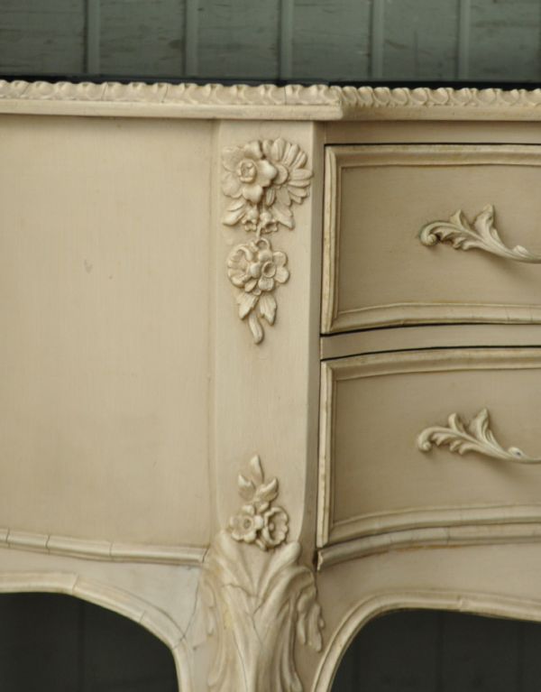 アンティーク家具 アンティークのフランス家具、ホワイトペイントのデスク。可愛い飾りがたっぷり。(m-399-f)