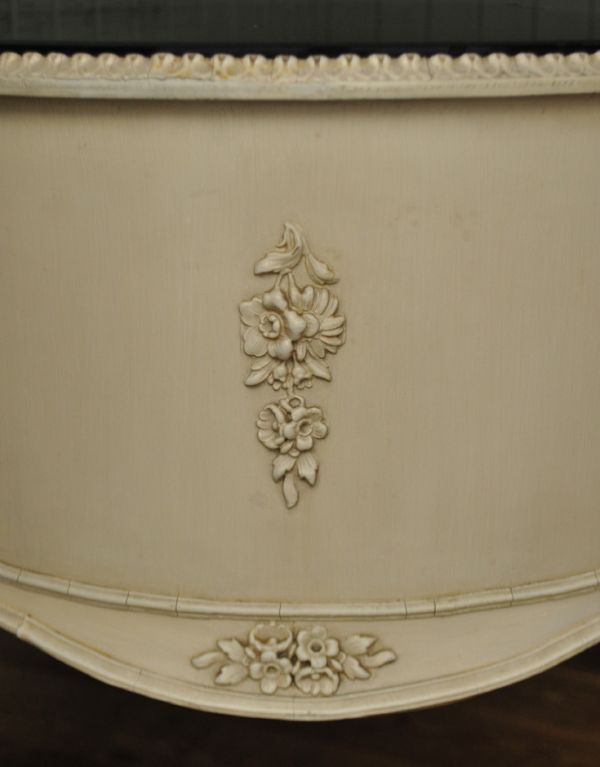 アンティーク家具 アンティークのフランス家具、ホワイトペイントのデスク。お花がモチーフの装飾です。(m-399-f)