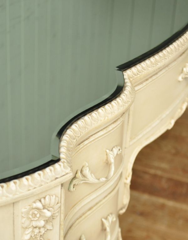 アンティーク家具 アンティークのフランス家具、ホワイトペイントのデスク。天板の縁もキチンとカッティングされています。(m-399-f)