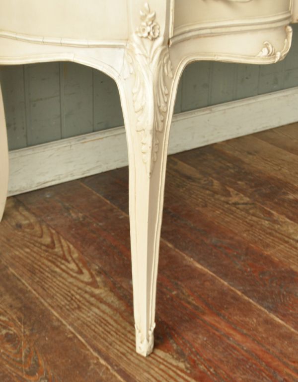 アンティーク家具 アンティークのフランス家具、ホワイトペイントのデスク。細い脚が上品です。(m-399-f)