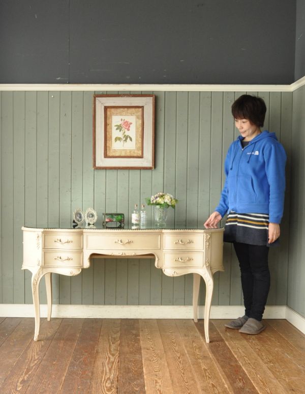 アンティーク家具 アンティークのフランス家具、ホワイトペイントのデスク。華があって、ドールハウスにあるような可愛いデザイン。(m-399-f)