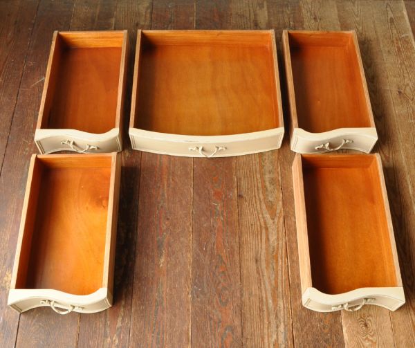 アンティーク家具 アンティークのフランス家具、ホワイトペイントのデスク。引き出しは全部で5杯付いています。(m-399-f)