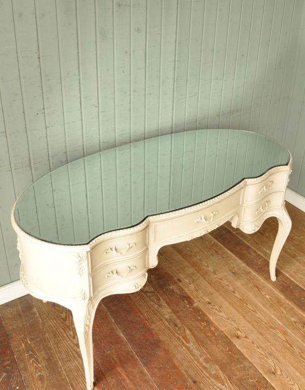 アンティーク家具 アンティークのフランス家具、ホワイトペイントのデスク。天板はピカピカです。(m-399-f)