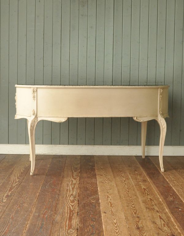 アンティーク家具 アンティークのフランス家具、ホワイトペイントのデスク。裏側もキチンと仕上げているので、キレイな状態です。(m-399-f)