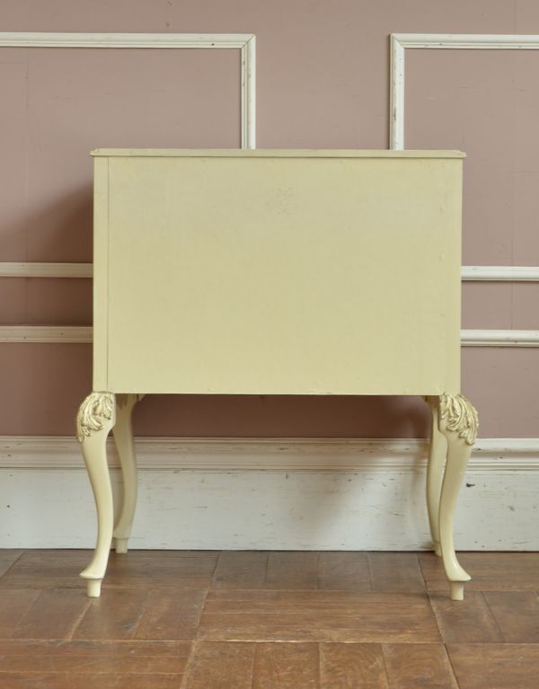 アンティーク家具 リビングや寝室のアンティーク収納家具、小さな3段チェスト。裏側もキチンと仕上げているので、キレイな状態です。(m-400-f)