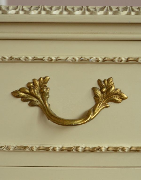 アンティーク家具 リビングや寝室のアンティーク収納家具、小さな3段チェスト。引き出しの取っ手は蔦のような凝ったデザイン。(m-400-f)