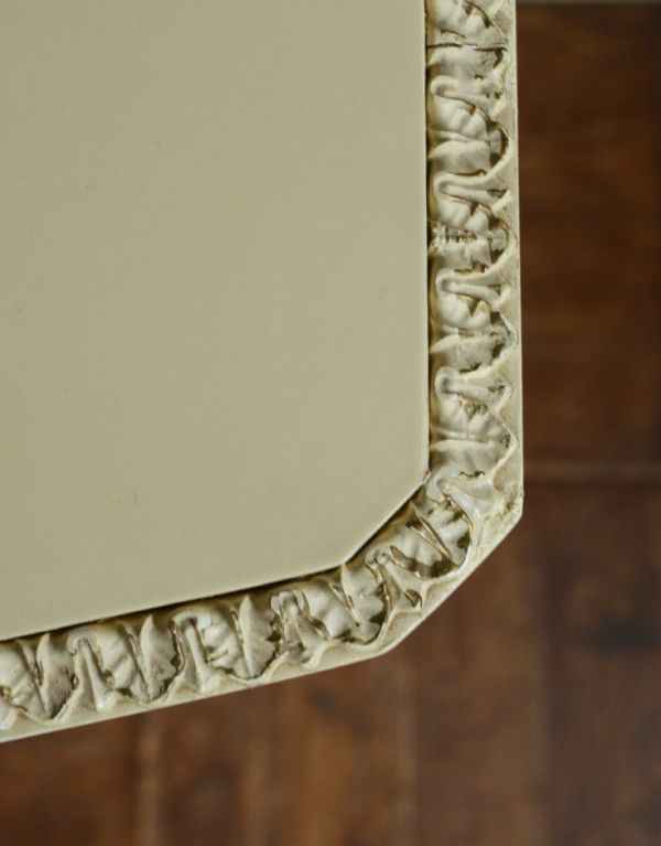 アンティーク家具 リビングや寝室のアンティーク収納家具、小さな3段チェスト。キレイにペイントされています。(m-400-f)