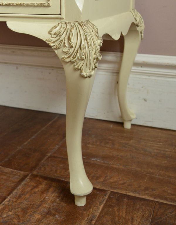 アンティーク家具 リビングや寝室のアンティーク収納家具、小さな3段チェスト。美しい飾りが入っている脚です。(m-400-f)