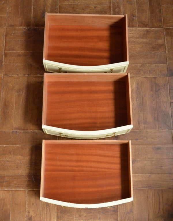 アンティーク家具 リビングや寝室のアンティーク収納家具、小さな3段チェスト。引き出しは3杯。(m-400-f)