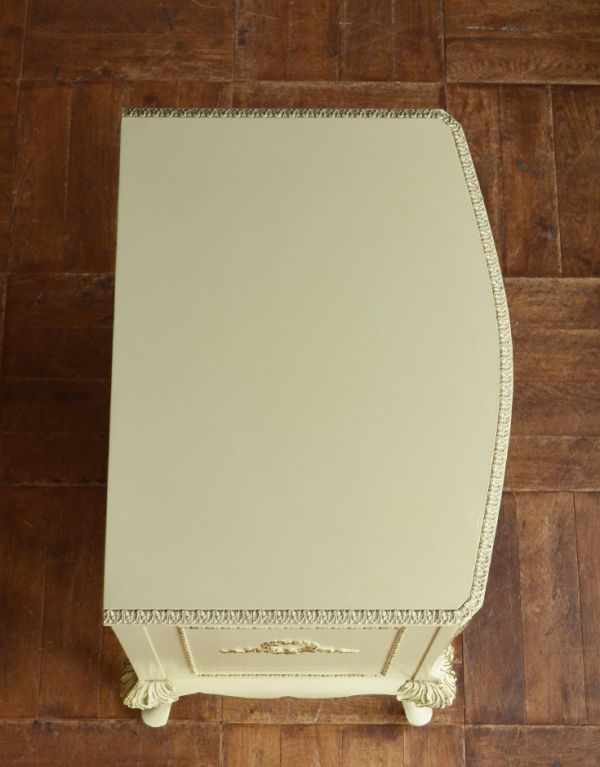 アンティーク家具 リビングや寝室のアンティーク収納家具、小さな3段チェスト。天板はピカピカです。(m-400-f)