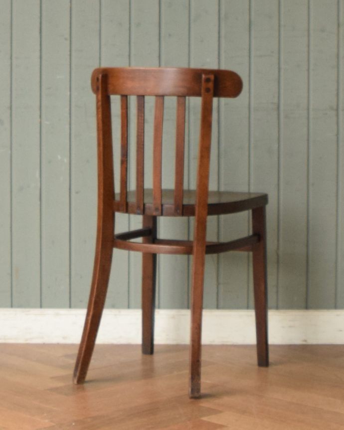 ベントウッドチェア　アンティーク チェア　アンティーク英国の椅子、背もたれのカーブがキレイなベントウッドチェア。アンティークは新品ではないので、もちろん経年変化によるキズはありますが、専門の職人が目立たないようキレイにお直しをしているので、後姿までキレイです。(m-401-c)
