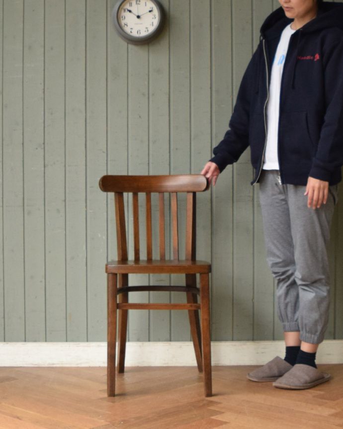 ベントウッドチェア　アンティーク チェア　書斎やダイニングでも使えるアンティークベントウッドチェア。背もたれにも曲げ木の技術が活かされています。(m-402-c)