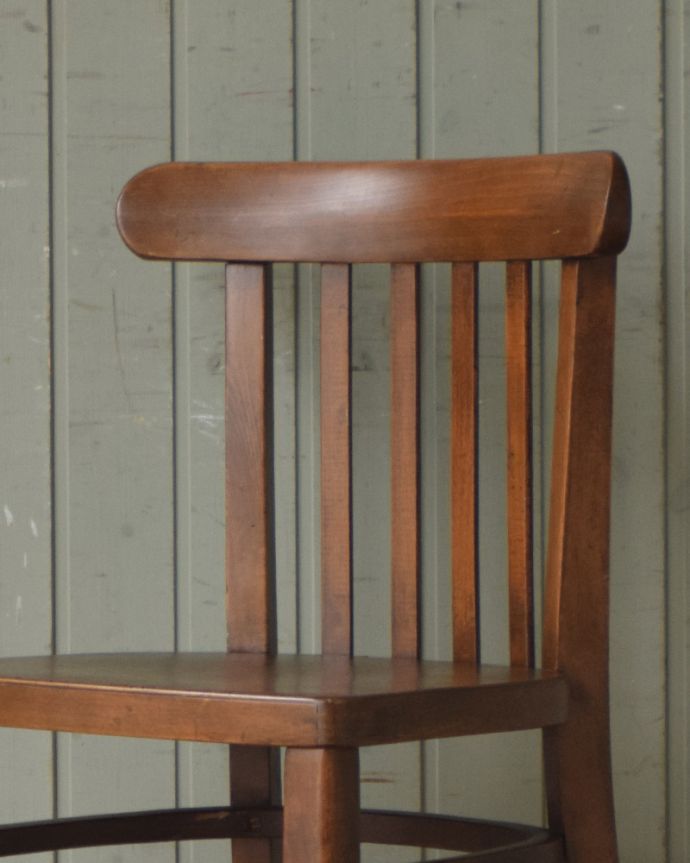 ベントウッドチェア　アンティーク チェア　書斎やダイニングでも使えるアンティークベントウッドチェア。背もたれが低いところが可愛いデザイン！背もたれのしなやかな曲線は背中を優しく包み込んでくれます。(m-402-c)