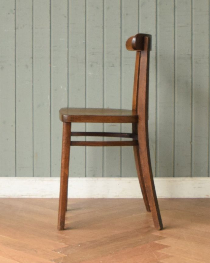 ベントウッドチェア　アンティーク チェア　書斎やダイニングでも使えるアンティークベントウッドチェア。背もたれのしなやかな曲線は背中を優しく包み込んでくれます。(m-402-c)