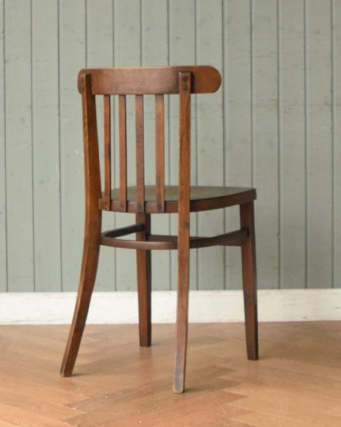 ベントウッドチェア　アンティーク チェア　書斎やダイニングでも使えるアンティークベントウッドチェア。アンティークは新品ではないので、もちろん経年変化によるキズはありますが、専門の職人が目立たないようキレイにお直しをしているので、後姿までキレイです。(m-402-c)
