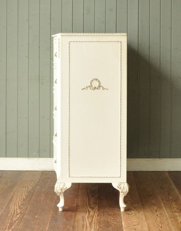 アンティーク家具 ドレッシーなアンティークのフレンチ家具、6杯引き出しのチェスト。サイドにも可愛い飾り。(m-403-f)