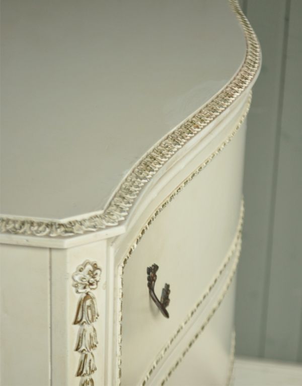 アンティーク家具 ドレッシーなアンティークのフレンチ家具、6杯引き出しのチェスト。角にも装飾がたっぷり!天板の縁にも可愛い飾りがあります。(m-403-f)