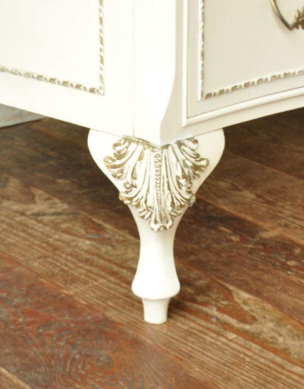 アンティーク家具 ドレッシーなアンティークのフレンチ家具、6杯引き出しのチェスト。美しい飾りが入っている脚です。(m-403-f)