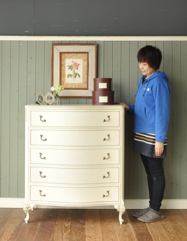 アンティーク家具 ドレッシーなアンティークのフレンチ家具、6杯引き出しのチェスト。華があって、ドールハウスにあるような可愛いデザイン。(m-403-f)