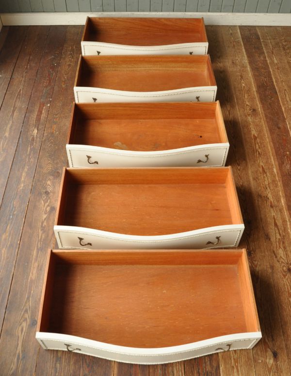 アンティーク家具 ドレッシーなアンティークのフレンチ家具、6杯引き出しのチェスト。引き出しは全部で5杯です。(m-403-f)