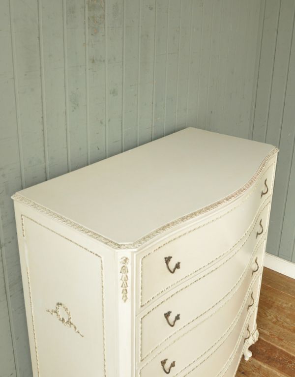 アンティーク家具 ドレッシーなアンティークのフレンチ家具、6杯引き出しのチェスト。天板もとてもキレイにペイントされています。(m-403-f)