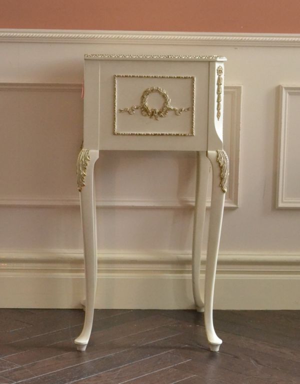 アンティークのチェスト アンティーク家具 美しいアンティークのフレンチ家具、白色のベッドサイドチェスト。サイドから見ても美しいデザイン。(m-405-f)