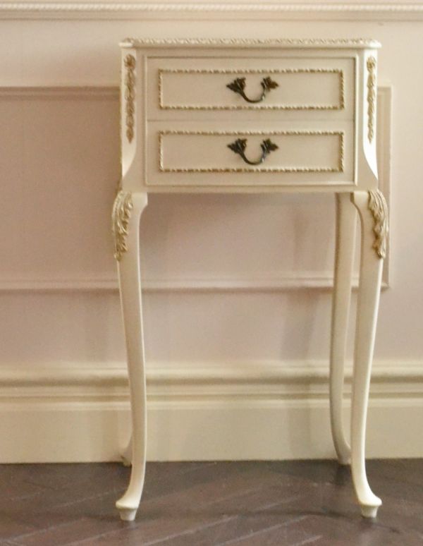 アンティークのチェスト アンティーク家具 美しいアンティークのフレンチ家具、白色のベッドサイドチェスト。真っ白でエレガントなフランスらしい仕上がりです。(m-405-f)