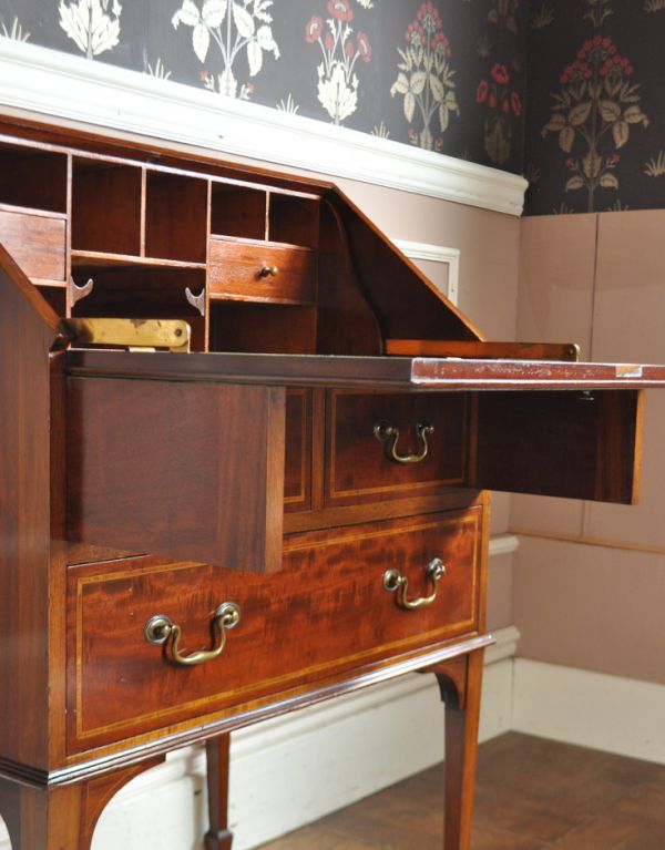 サイドバイサイド　アンティーク家具　マホガニー材を使った英国のアンティークビューロー（デスク）。ビューローは支えでしっかり固定されるので、安心してお使いいただけます。(m-408-f)
