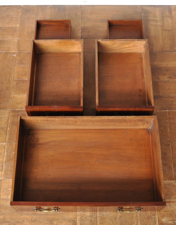 サイドバイサイド　アンティーク家具　マホガニー材を使った英国のアンティークビューロー（デスク）。広々とした引き出しがあります。(m-408-f)