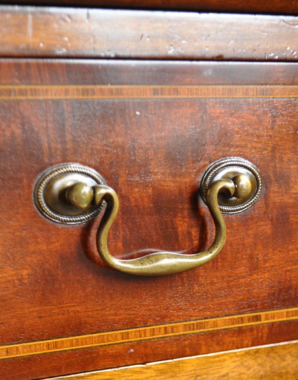 サイドバイサイド　アンティーク家具　マホガニー材を使った英国のアンティークビューロー（デスク）。開け閉めがしやすいハンドル形の取っ手です。(m-408-f)