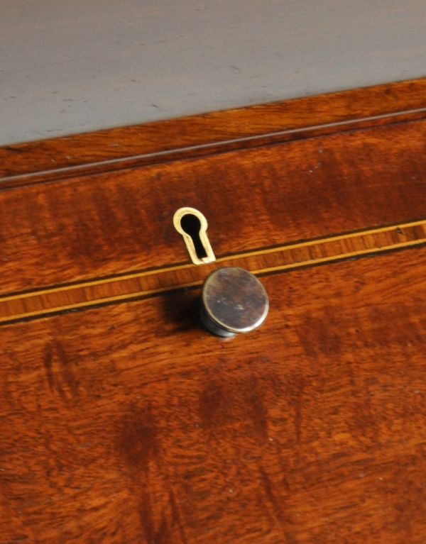 サイドバイサイド　アンティーク家具　マホガニー材を使った英国のアンティークビューロー（デスク）。ビューローの開閉は、丸いシンプルな取っ手を引くと天板が開きます。(m-408-f)