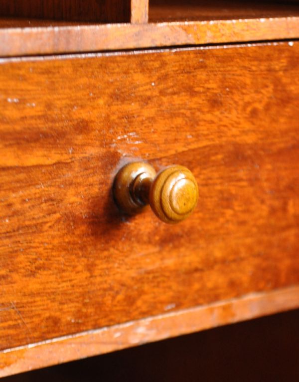サイドバイサイド　アンティーク家具　マホガニー材を使った英国のアンティークビューロー（デスク）。ビューロー内の小引き出しの取っ手は、シンプルな木製の取っ手です。(m-408-f)