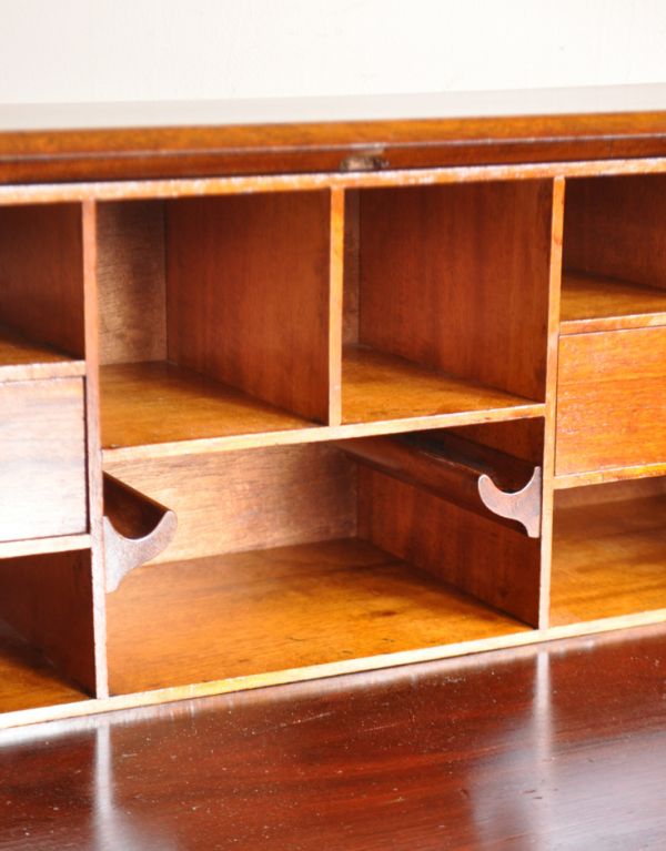 サイドバイサイド　アンティーク家具　マホガニー材を使った英国のアンティークビューロー（デスク）。ビューロー内の中央にペン置きになるフックがあります。(m-408-f)