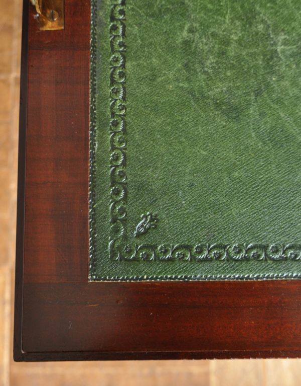 サイドバイサイド　アンティーク家具　マホガニー材を使った英国のアンティークビューロー（デスク）。デスクもキレイに仕上がっています。(m-408-f)